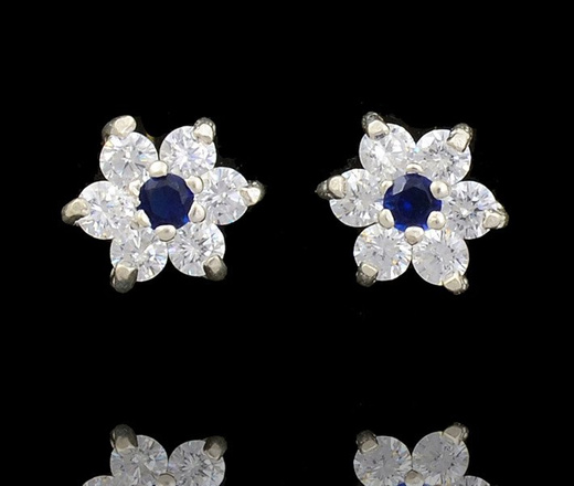 480/106 kolczyki srebrne kwiatki z granatową cyrkonia