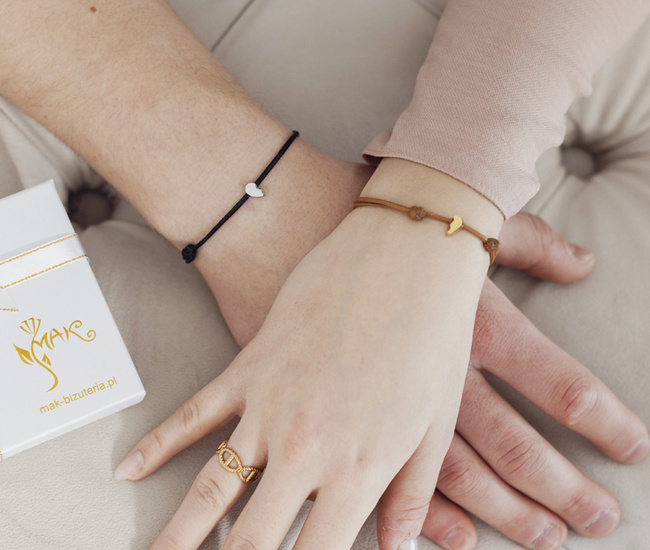 bransoletki dla pary na sznureczku 1752/4 połówki serca z grawerunkiem stalowe