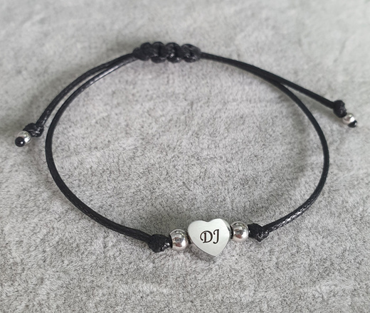 1538 bransoletka z grawerunkiem serce na sznureczku