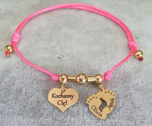 1120 BRANSOLETKA Z GRAWEREM złota na sznureczku serce stópki