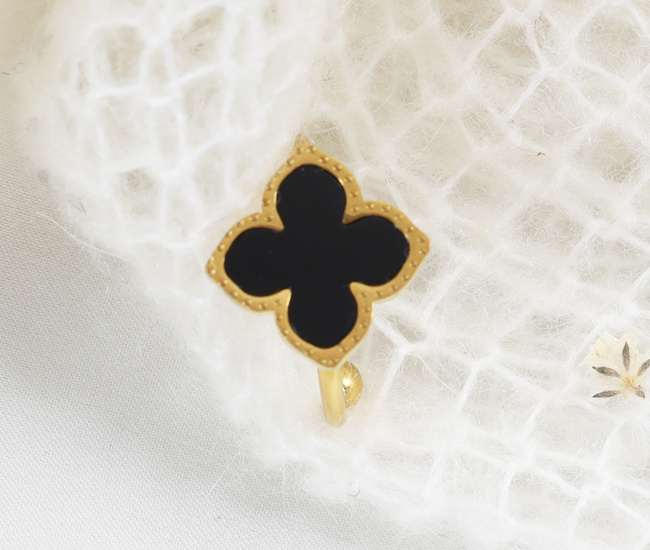 Pierscionek z czarna koniczynką 1774