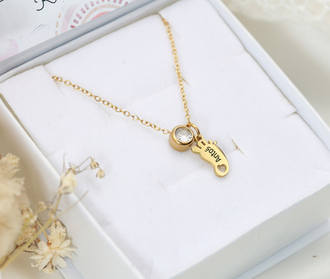 Grawerowany naszyjnik dla mamy z imieniem dziecka i cyrkonią 1764/1