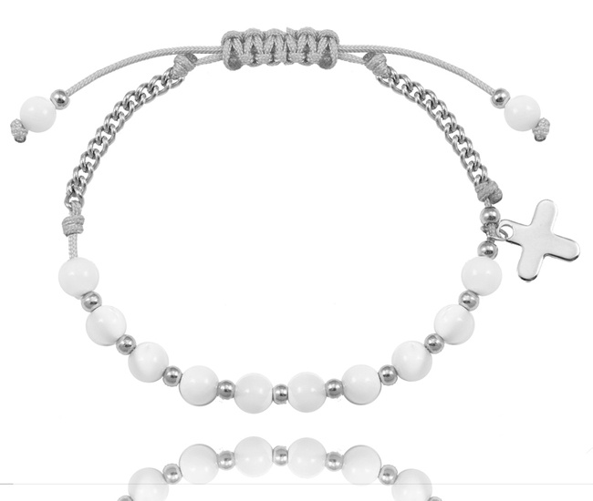 1571/17 bransoletka różaniec srebrna na sznureczku z koralikami z masy perłowej i krzyżem