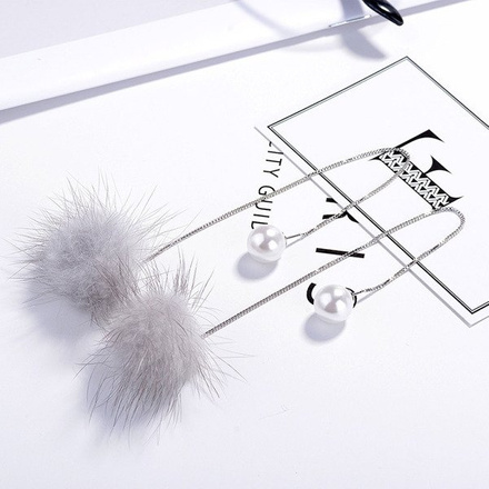 Kol 599/858 KOLCZYKI futerka, pompony długie szare z perłą