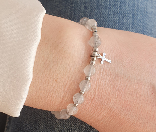 1533 bransoletka różaniec kwarc szary na sznureczku