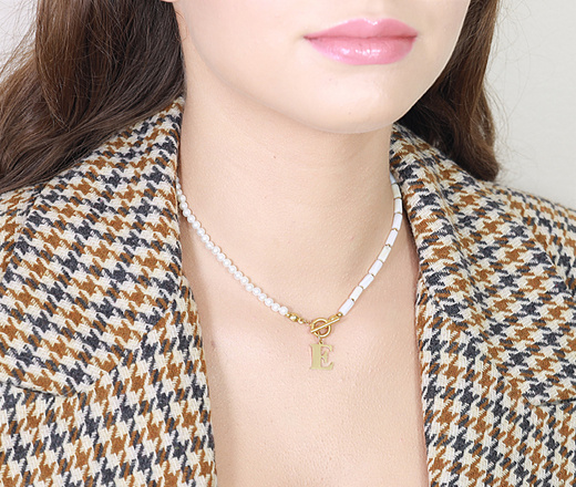 1585 naszyjnik stal szlachetna z inicjałem perły