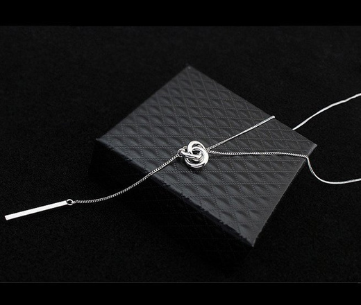 Nk 599/592 NASZYJNIK srebrny z trzema kółeczkami połączonymi ze sobą i cienkim prostokątem