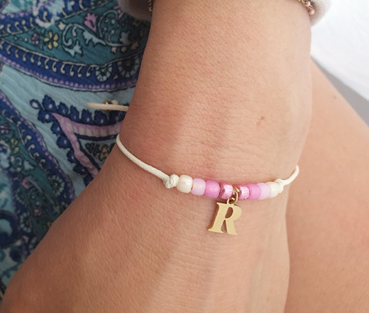 1399 bransoletka z dowolną literką na sznurku