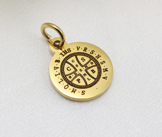 Naszyjnik z medalikiem dwustronnym Święty Benedykt, krzyż benedyktyński kolor srebrny 1810