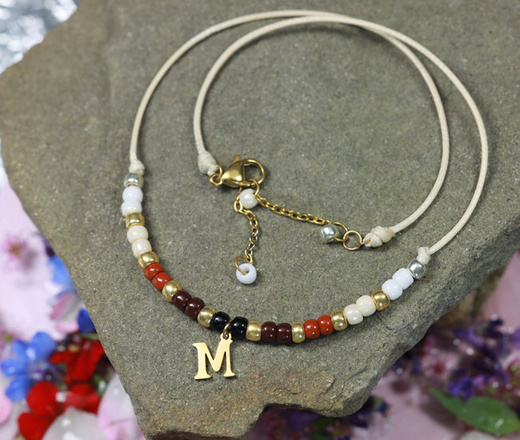 1326/19 naszyjnik pozłacany z kuleczkami, koraliki z literką