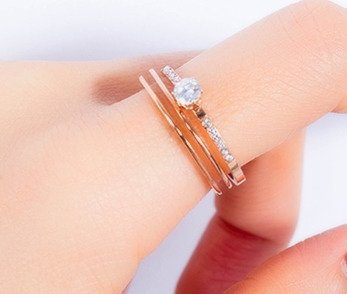 599/965 pierścionek z cyrkoniami stal różowe złoto