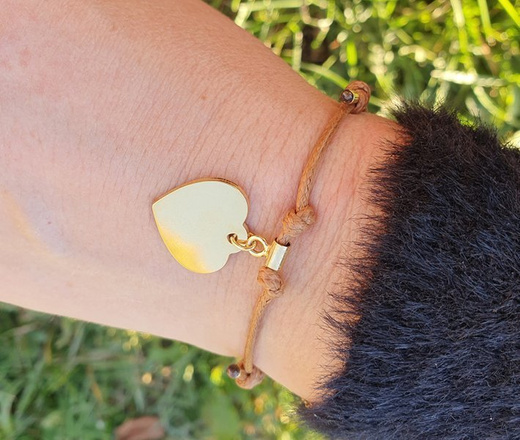 1108 BRANSOLETKA Z GRAWEREM złote serce na sznureczku