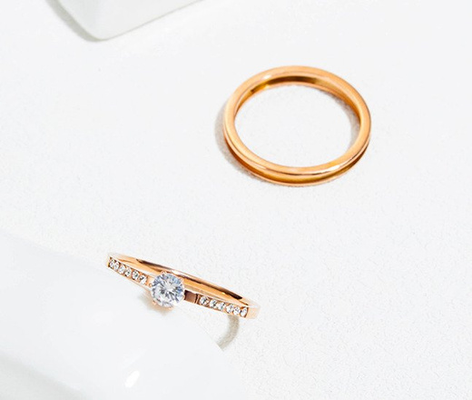 599/965 pierścionek z cyrkoniami stal różowe złoto