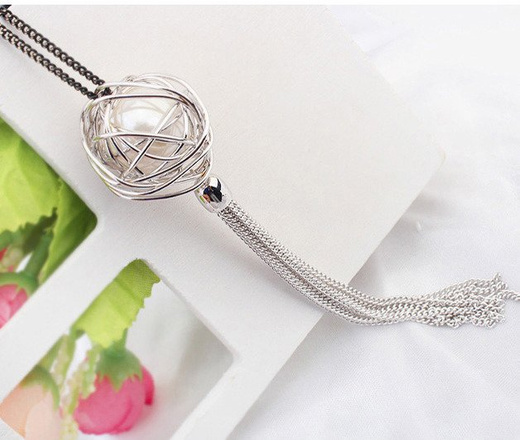 Nk 599/629 NASZYJNIK srebrny,czarny łańcuszek i perła ozdabiana srebrnym drucikiem oraz frędzelkami z łańcuszków