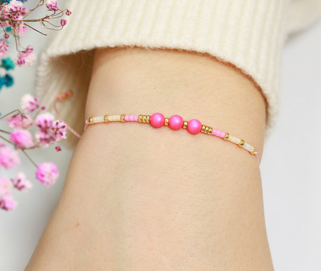 Bransoletka różowa z koralikami na sznureczku 1624/11
