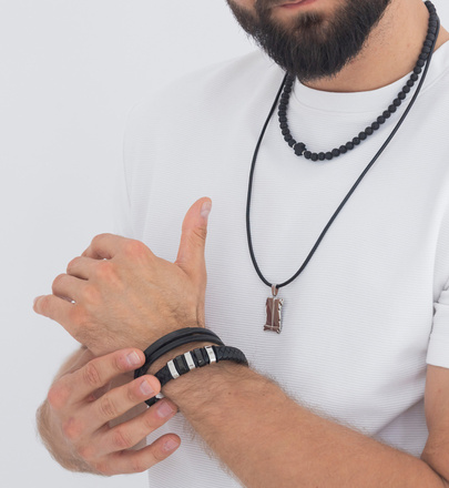 Bransoletka męska z grawerem czarna skóra 1858/3 pięć przekładek