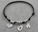 1002M  BRANSOLETKA Z GRAWEREM srebrna na sznurku serce, miś, stópki