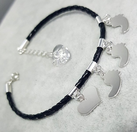 Br1005 bransoletka z grawerem 2 zawieszki na rzemyku skórzanym stópki serce