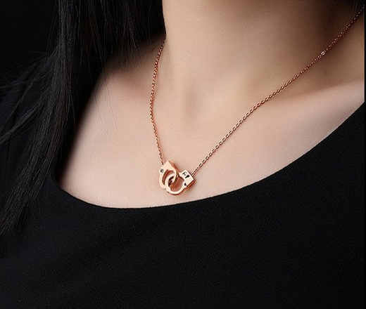 Nk 599/715 NASZYJNIK ze stali, kajdanki z cyrkonami, różowe złoto