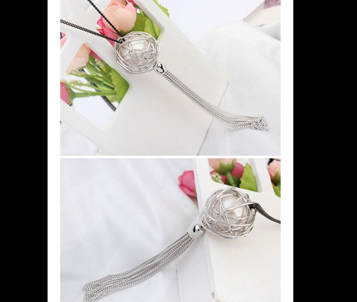 Nk 599/629 NASZYJNIK srebrny,czarny łańcuszek i perła ozdabiana srebrnym drucikiem oraz frędzelkami z łańcuszków