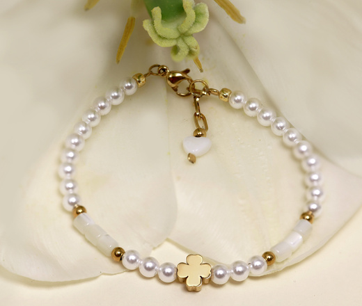 1530 bransoletka z perełkami i koniczynką dla mamy