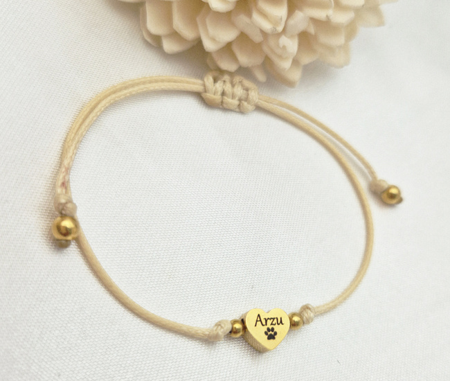 1343 bransoletka z grawerem serce kremowy sznurek łapka