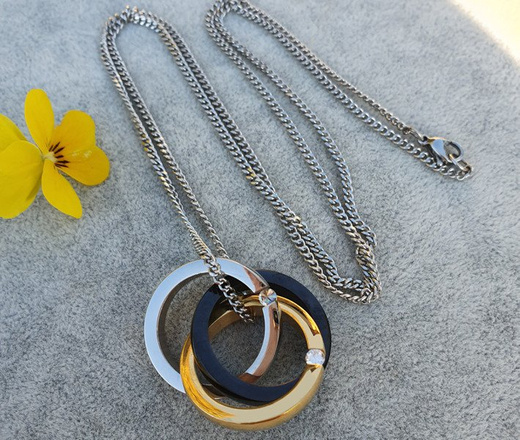 1099 NASZYJNIK długi stalowy, pierścionki złote, srebrne, czarne