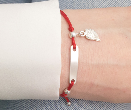 1464 bransoletka srebrna 925 ze skrzydłem grawerowana na sznureczku