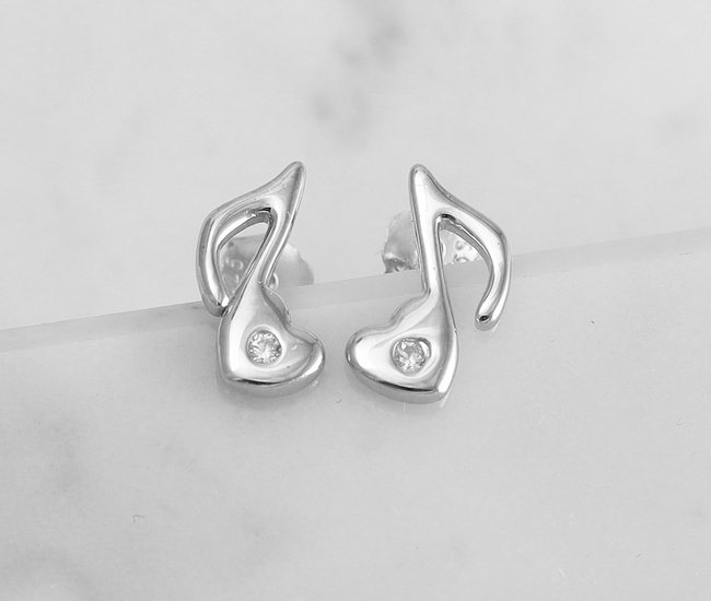 1861/4 kolczyki wkrętki z nutką w kształcie serca wysadzane cyrkoniami, srebro 925