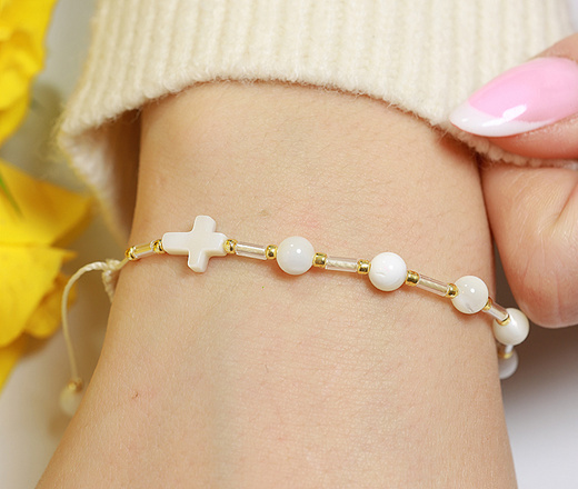 1631/10 bransoletka różaniec na sznureczku z koralikami i krzyżem z masy perłowej