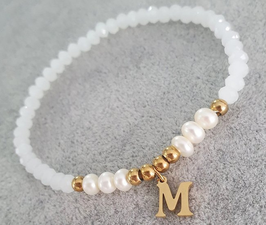 1246 bransoletka złota stalowa z perełkami dowolna literka, inicjał, alfabet