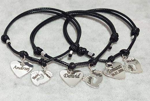 BR826 BRANSOLETKA z grawerem na sznureczku stópki serce