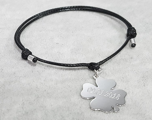 BR483 Bransoletka z grawerem koniczynka, Srebrna 925 na sznurku