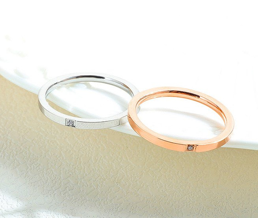 599/957 pierścionek obrączka stalowa delikatna z cyrkonią