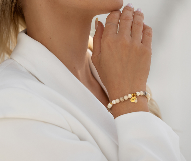 beżowa bransoletka z grawerem na gumce kamienie naturalne 1828