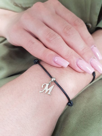 1039 BRANSOLETKA inicjał literka alfabet srebrna na sznureczku