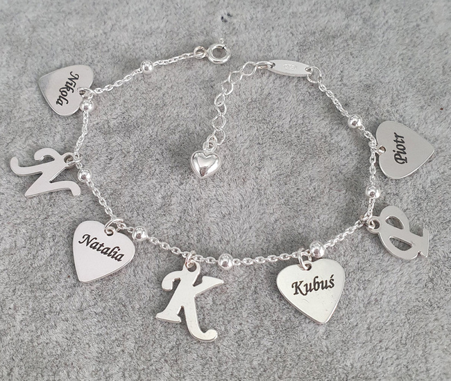 1308 bransoletka grawerowana kuleczki z zawieszkami i inicjałami