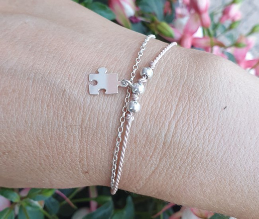 1193 bransoletka srebrna 925 z grawerem puzzel na jedwabnym sznureczku