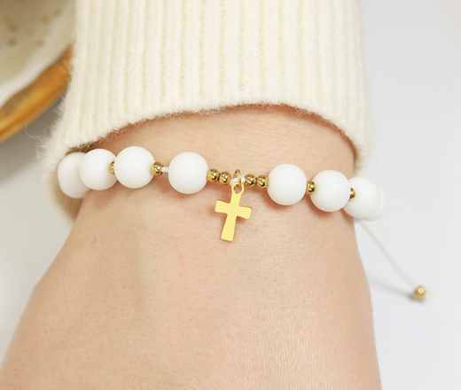 1571/13 bransoletka różaniec złota na sznureczku z porcelanowymi koralikami i krzyżem