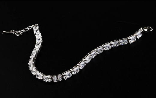 Br 599/65 delikatna BRANSOLETKA ślubna z postokątnymi cyrkoniami