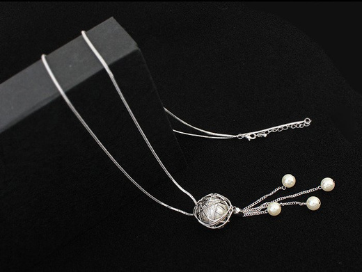 Nk 599/630 NASZYJNIK, srebrny łańcuszek i perła ozdabiana srebrnym drucikiem oraz frędzelkami z łańcuszków i perłami