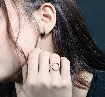 KOL 599/687 KOLCZYKI ze stali, czarne trójkąty z kryształkiem, wkrętki