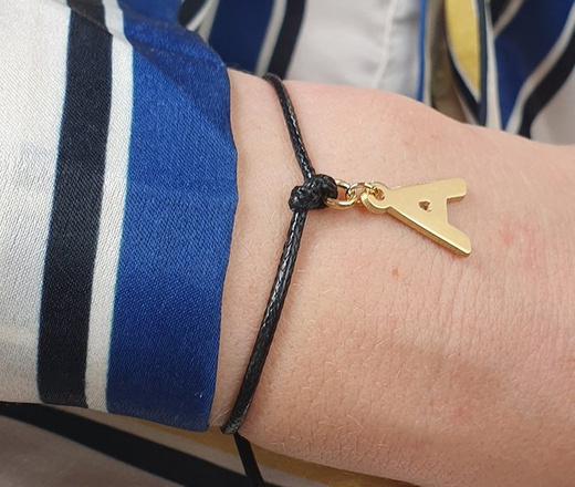 1117 bransoletka z dowolną literką, złota na sznureczku s. 925