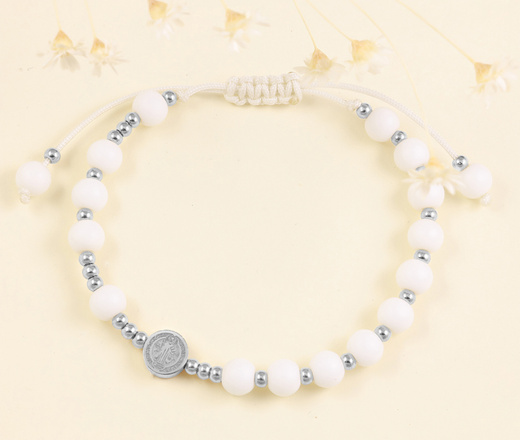 1571/12 bransoletka różaniec srebrna na sznureczku z porcelanowymi koralikami i krzyżem benedyktyńskim