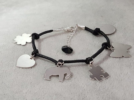 BR1008 BRANSOLETKA z grawerem na sznureczku sześć zawieszek Swarovski