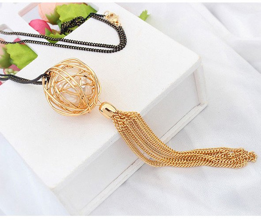 Nk 599/628 NASZYJNIK złoty,czarny łańcuszek i perła ozdabiana złotym drucikiem oraz frędzelkami z łańcuszków