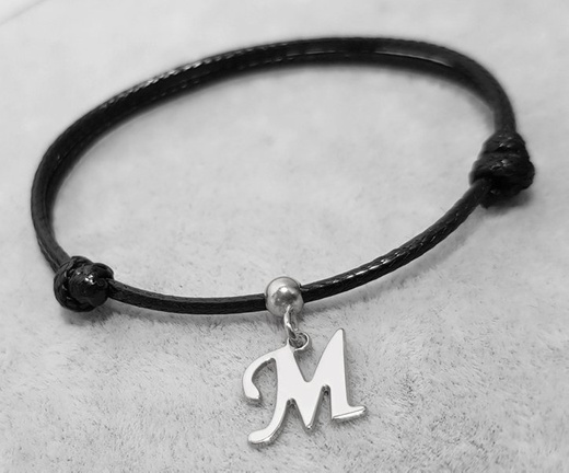 1039 BRANSOLETKA inicjał literka alfabet srebrna na sznureczku