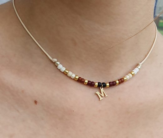 1326/19 naszyjnik pozłacany z kuleczkami, koraliki z literką