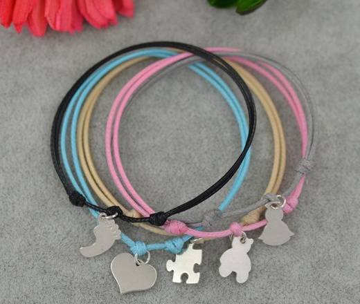 BR991 BRANSOLETKA Z GRAWEREM srebrna na sznurku zawieszka delikatna tanio