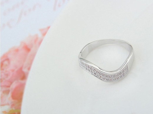 P599/438 PIERŚCIONEK obrączka fala cyrkonie roz. 17